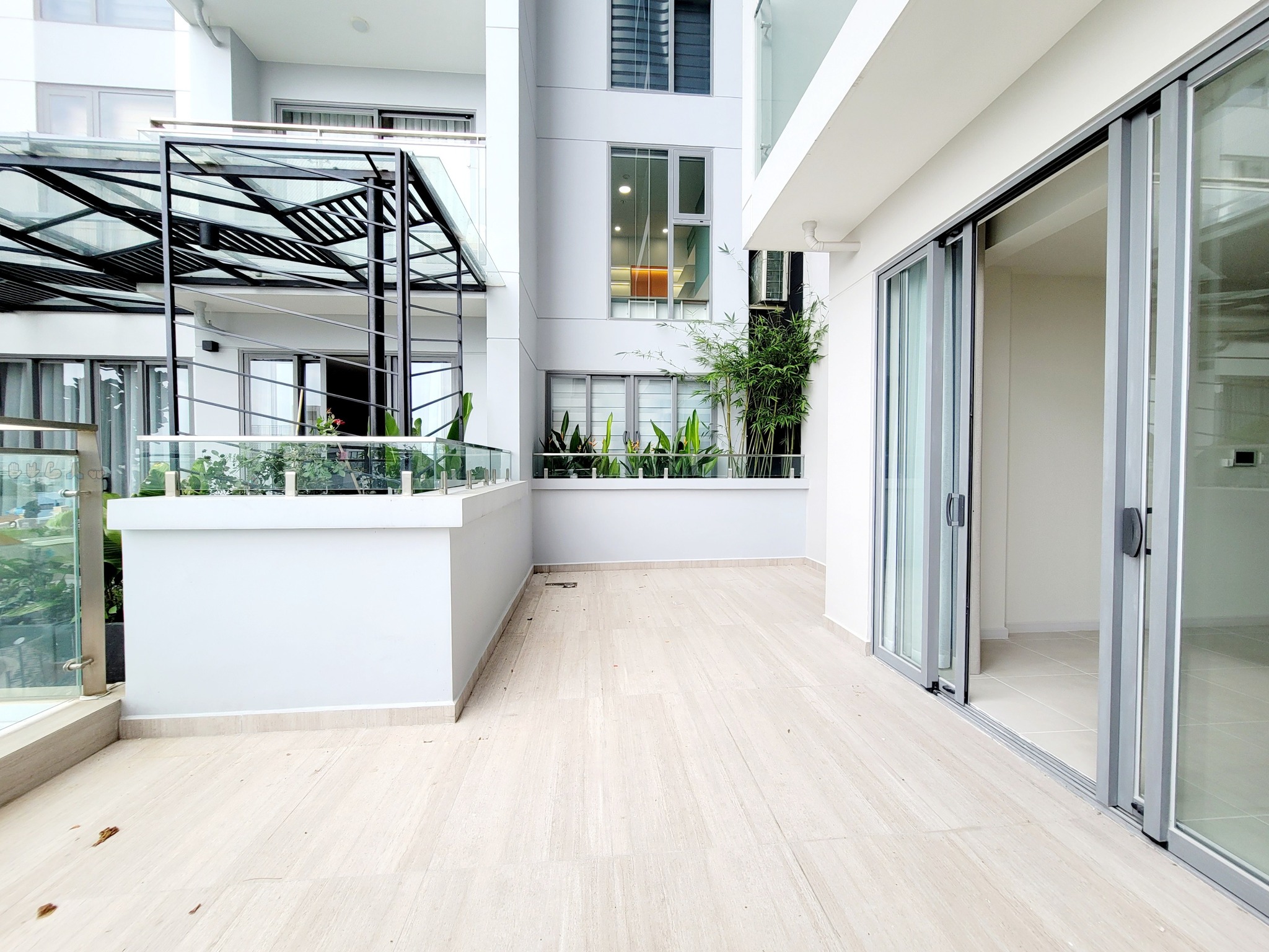 Cho thuê căn hộ 1 phòng ngủ Urban Green, có sân vườn, nội thất cơ bản - Ảnh 2