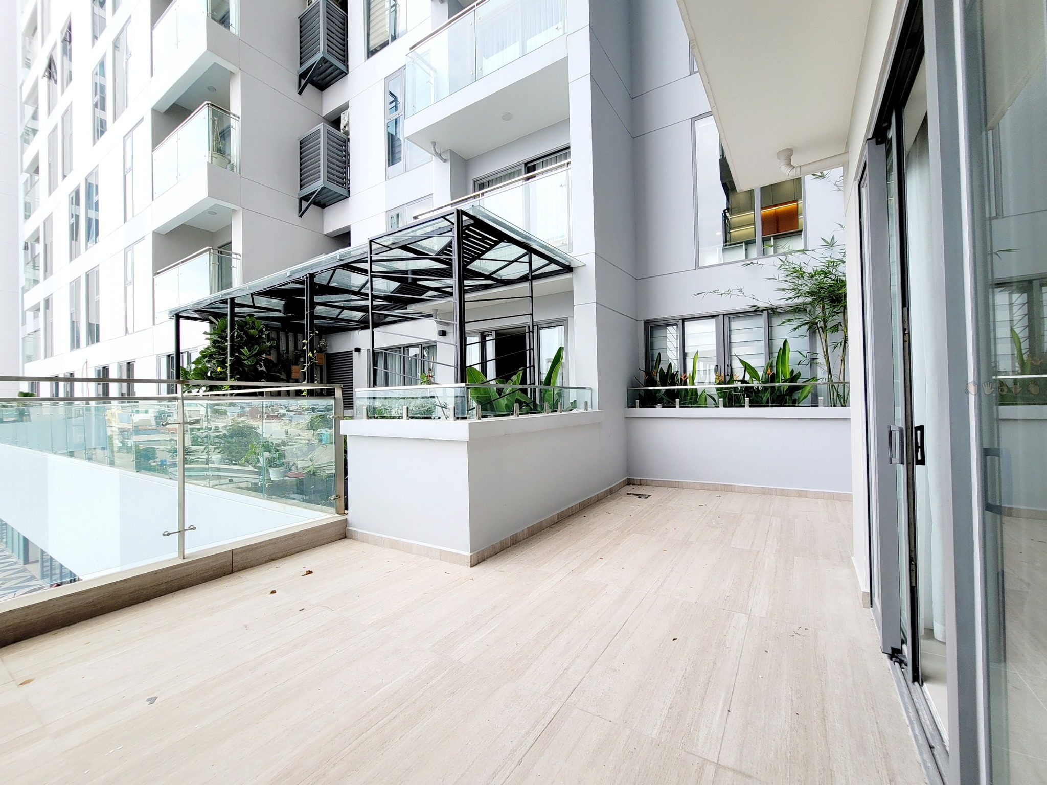 Cho thuê căn hộ 1 phòng ngủ Urban Green, có sân vườn, nội thất cơ bản